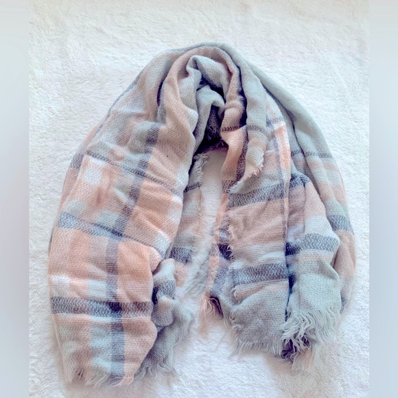 Checkered scarf/wrap - Picture 1 of 3